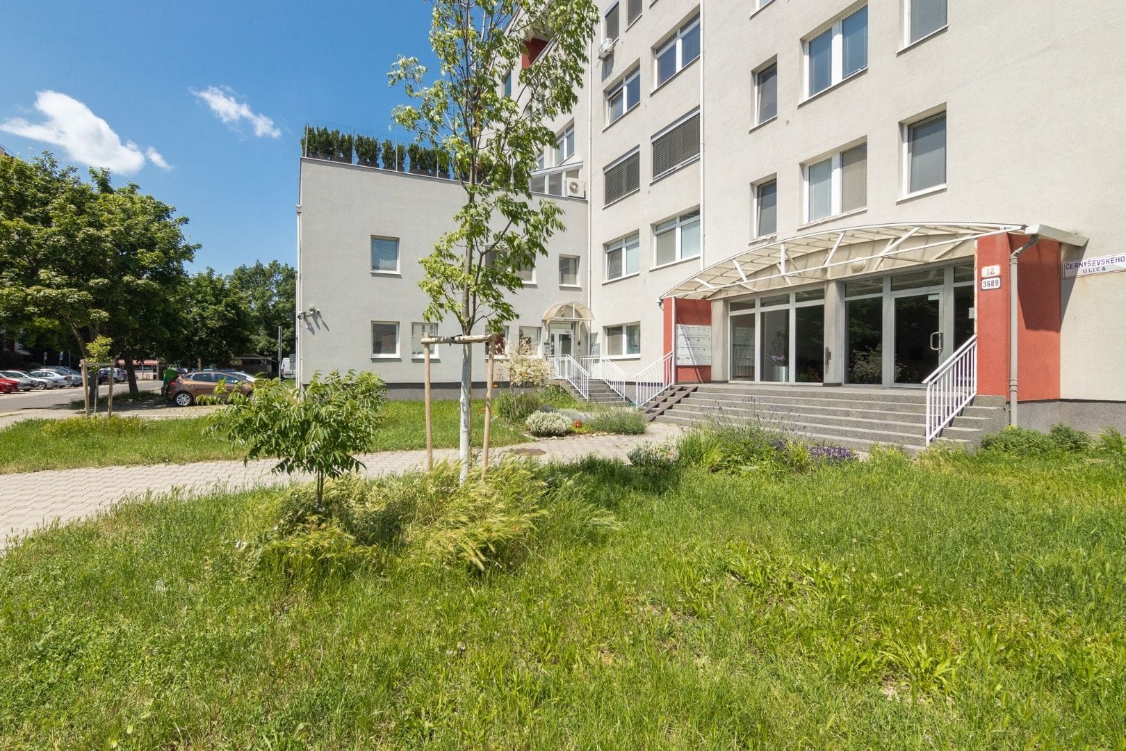 Vstup do budovy na Černyševského 12 v Bratislave